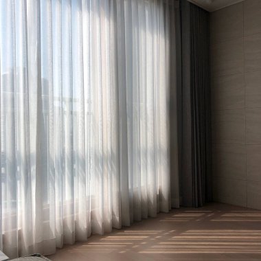 İç kısımda beyaz perdeler