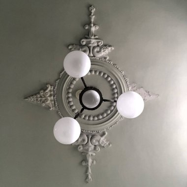 Tavan arkaplanda beyaz avize olan tavan lambaları