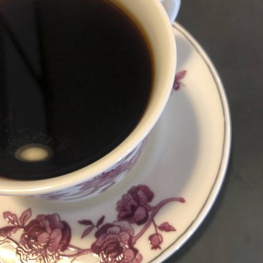 Bir fincan sade kahve.