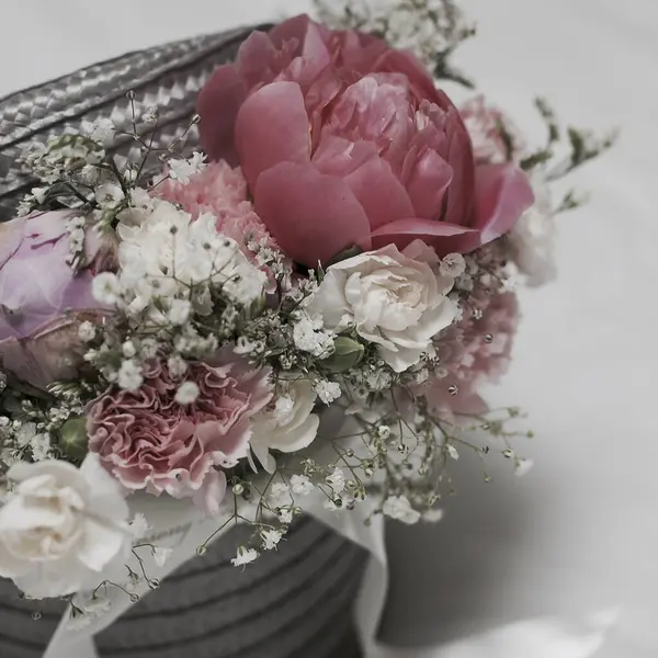 Vazoda bir buket pembe gülün olduğu bir vazo.