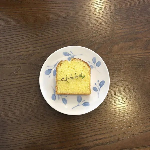 Bir dilim limonlu ev yapımı ekmek ve tabakta bıçak.