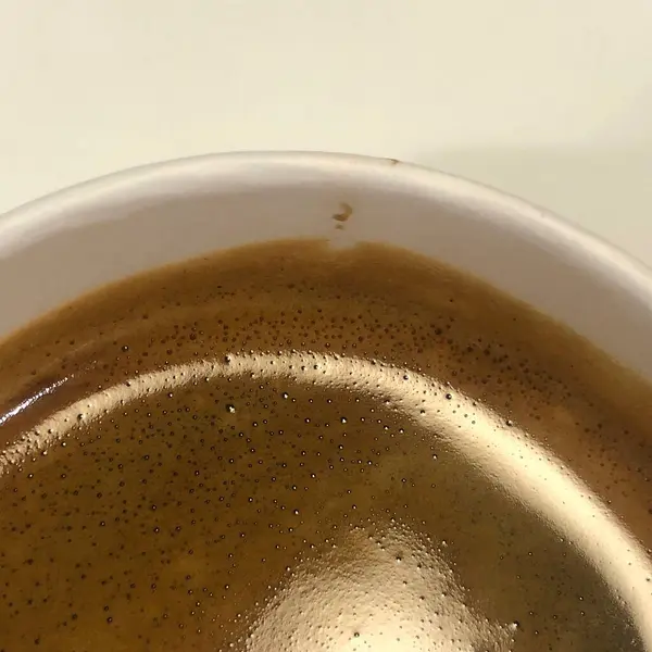 Kahve dükkanında sıcak kahve.