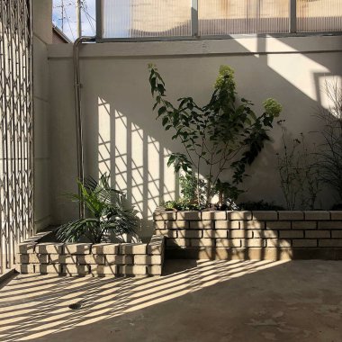 Modern bir binanın içinde.