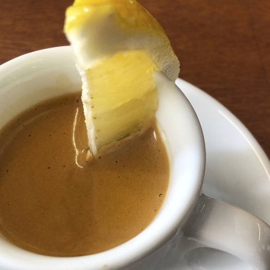 Bir fincan kahve ve bir parça kek. Sabah kahvaltısı.