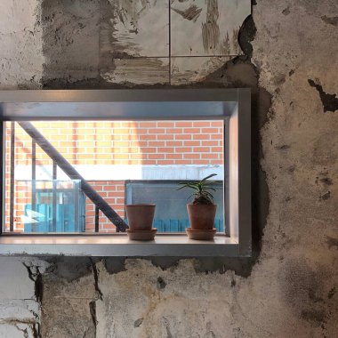 Odanın duvarındaki modern pencere.