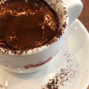 Çikolatalı ve kremalı kahve fincanı.