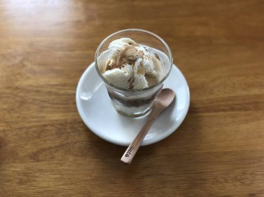 Dondurma ve bir fincan kahve.