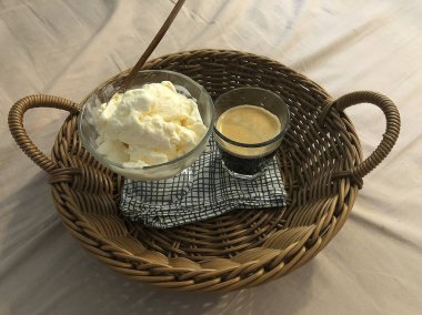 Bir fincan kahve, kaşık ve kaşık.