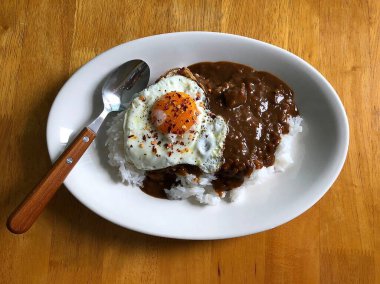 Japon usulü sahanda yumurtalı pilav.