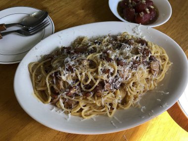 etli, sebzeli ve peynirli makarna