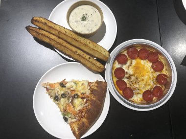 Soslu ve peynirli pizza.