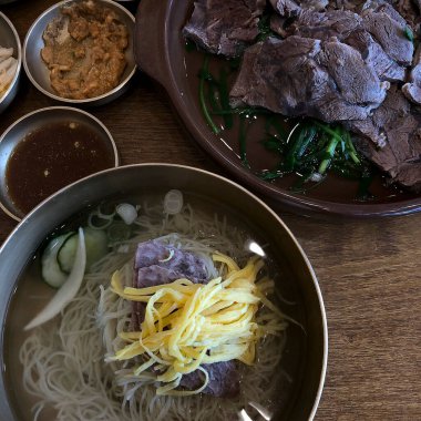 Biftekli bir mutfak fotoğrafı.