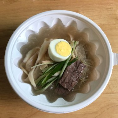 Bir kase etli ve yumurtalı erişte.