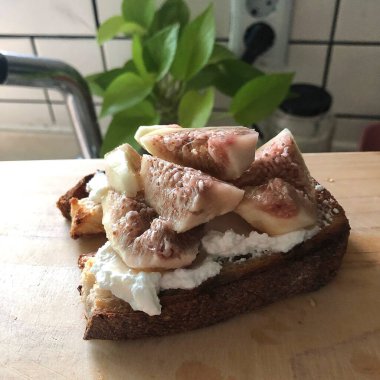 Somon ve peynirli sandviç.