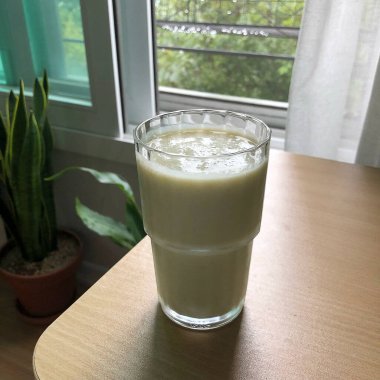 Süt ve buzlu yeşil çay