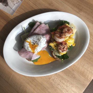 Domuz pastırmalı sahanda yumurta fotoğrafı.