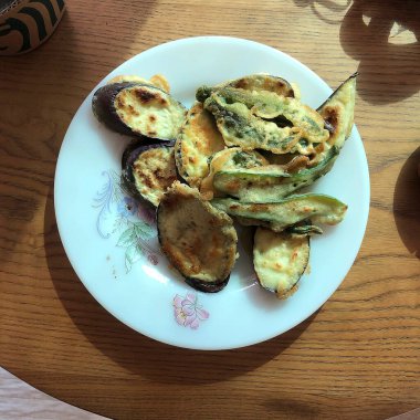 Patates ve sarımsaklı ızgara balık.