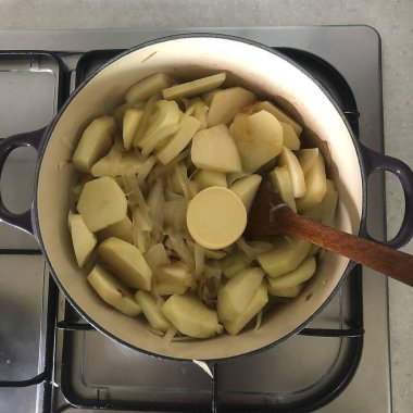 Mutfakta yemek ve yemek yapmak.