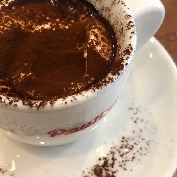 Çikolatalı ve kremalı kahve fincanı.