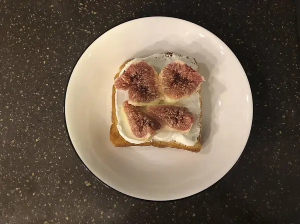 Masadaki lezzetli yiyeceklerin manzarasını kapat.