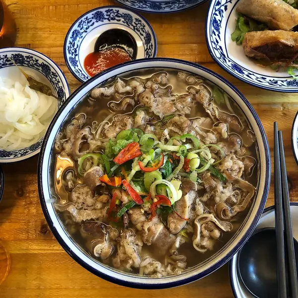 Vietnam yemeği, Vietnam pilavı, tavuk ve sebzeli erişte.