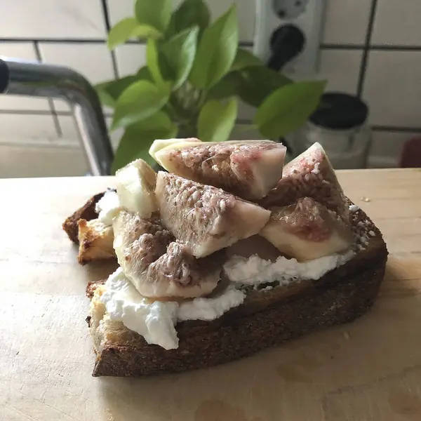 Somon ve peynirli sandviç.