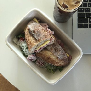 Beslenme çantasıyla öğle yemeği arası ve kafede kahve.