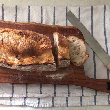 Tahta üzerinde ekmek ve bıçağın üst görüntüsü.