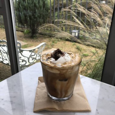 Buzlu ve çikolatalı kahve.