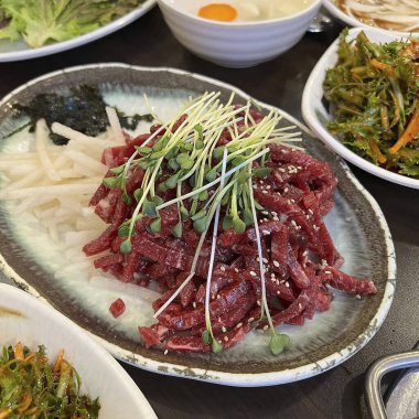 Susam ve sebzeli sığır eti salatası.