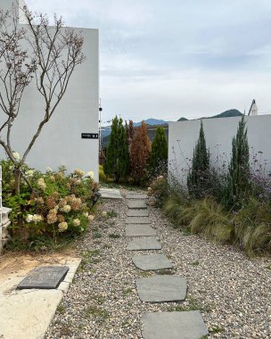 Dağlarda güzel bir ev manzarası