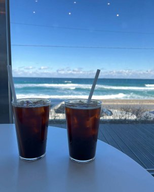 Denizin önünde soğuk denizli buzlu kahve.