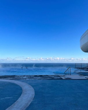 Mavi gökyüzü olan bir deniz manzarası