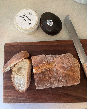 Ahşap arka planda ekmek ve tereyağı