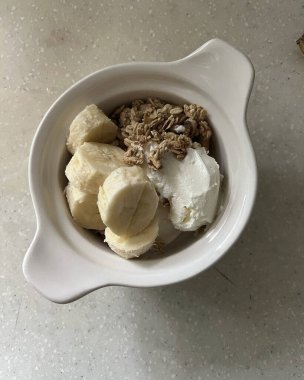 Muz ve çikolatayla dikey kahvaltı.