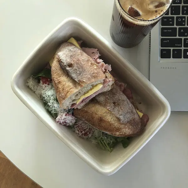 Beslenme çantasıyla öğle yemeği arası ve kafede kahve.