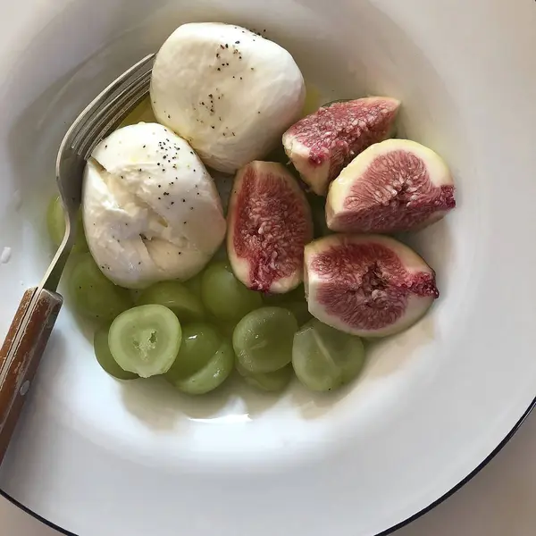 Peynirli taze salata ve beyaz tabakta sebze.