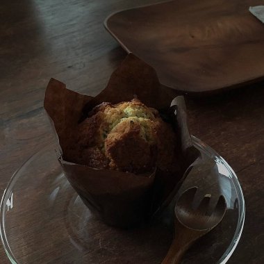 Tahta masada nefis çikolatalı pasta.