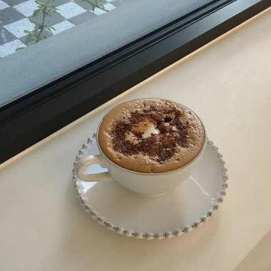 Masada köpüklü kahve.