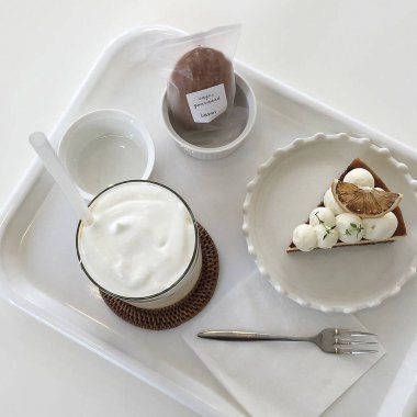 Kremalı ve dondurmalı çay.