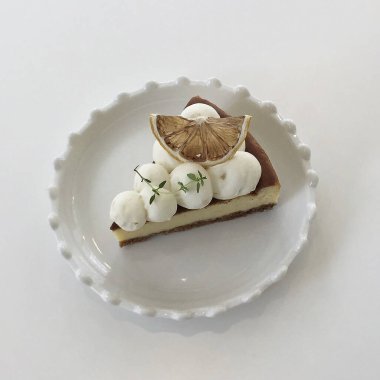 Naneli ve karamel kaplı cheesecake.