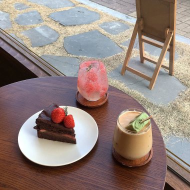 Masada kahve ve kek.