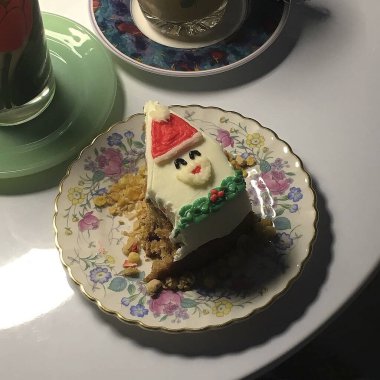 Beyaz tabaklı Noel pastası.