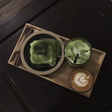 Süt ve buzlu matcha latte.