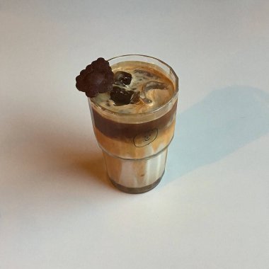 Sütlü ve buzlu bir bardak.