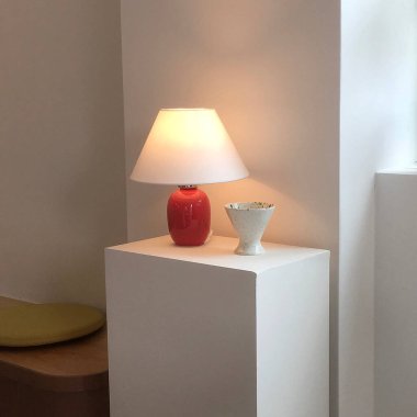 Bir odada beyaz seramik lamba