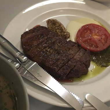 Sos ve sebzeli biftek.