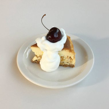 Vişneli ve kremalı vanilyalı dondurma.