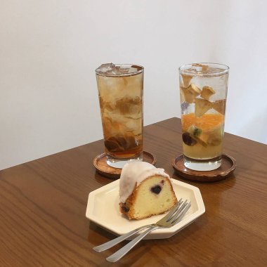 Tahta masada buzlu çay ve limon.