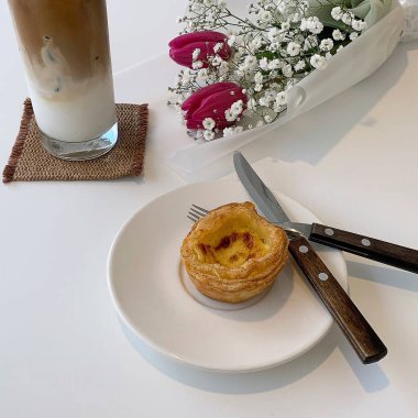 Bir fincan kahve, kruvasan ve kaşık.